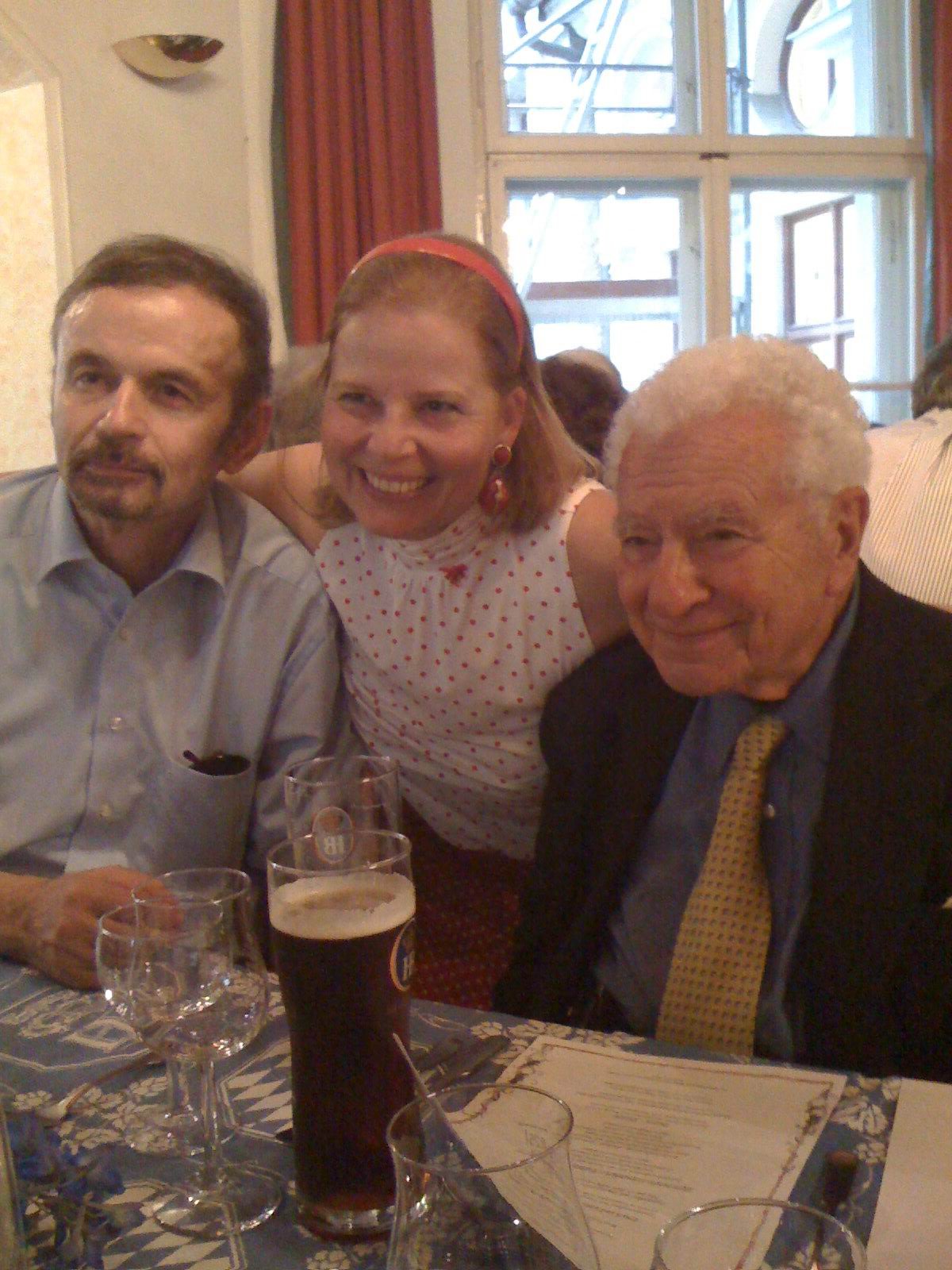 Annemarie Kleinert with Murray Gell-Mann und Harald Fritzsch at Harald's Emeritus Party in Hofbräuhaus in 2008