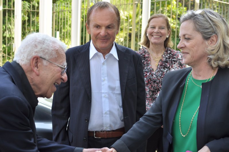 with Murray Gell-Mann greeting Agnès Rampal (Maire-Adjoint déléguée à
                                        l´Enseignement Supérieur et aux Rapatriés), Annemarie Kleinert in garden of
                                        Villa Ratti, Nizza during Gell-Mann's visit in June 2012